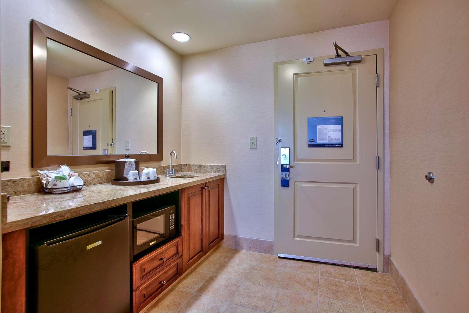 Hampton Inn & Suites Scottsdale At Talking Stick Екстериор снимка